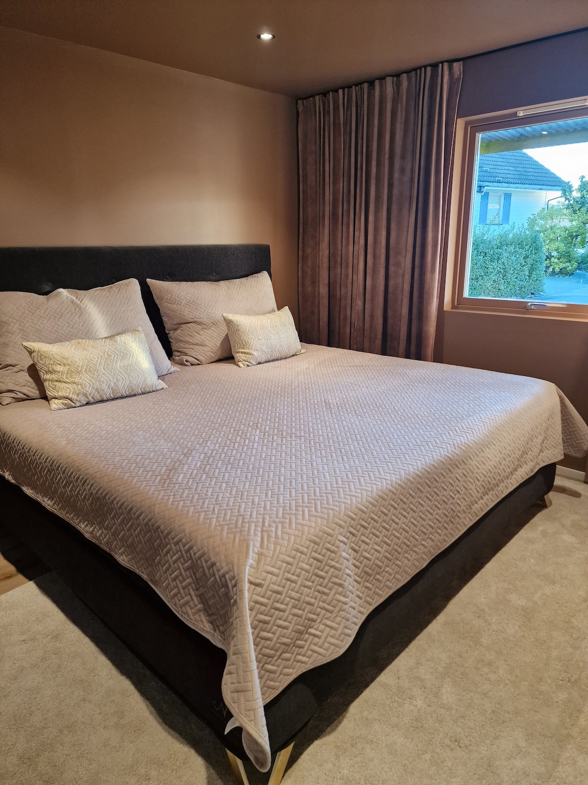 Dormitorio con cama doble (210×210 cm), baño adjunto. 