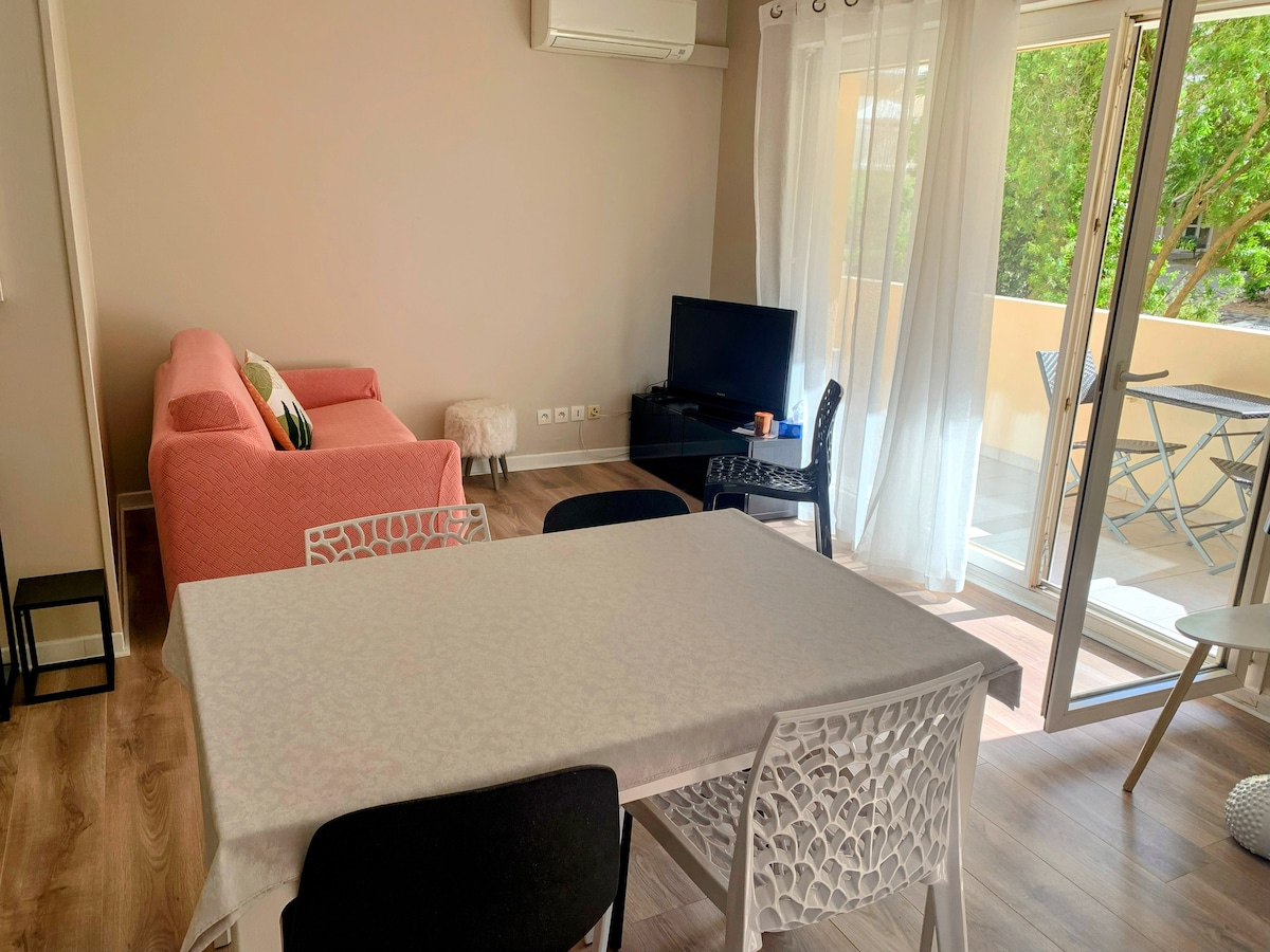 Propriété Airbnb réussie: Downtown apartment à Hyères