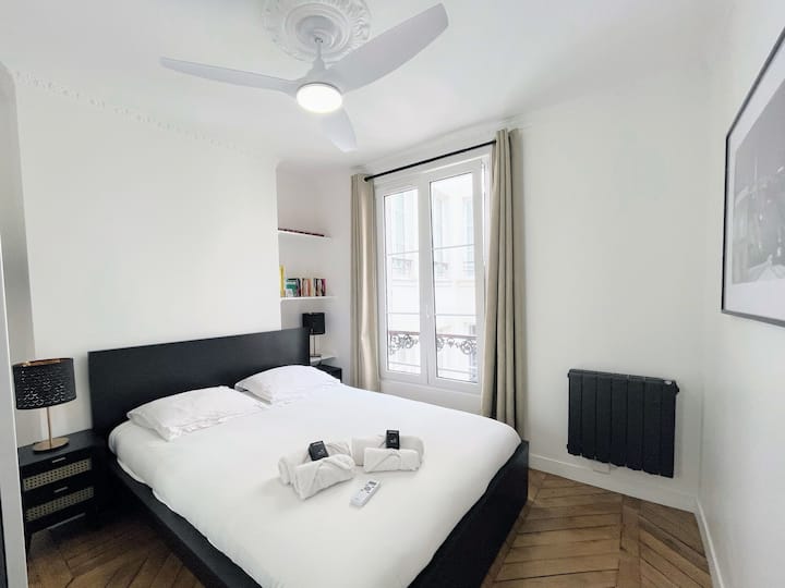 מיטת קווין סייז. שידות ליד המיטה. וילונות האפלה. מאוורר תקרה עם אור. מקום אחסון מתחת למיטה עבור המזוודות שלכם. ארון בגדים. 2 שמיכות פוך נוספות בארון בגדים.