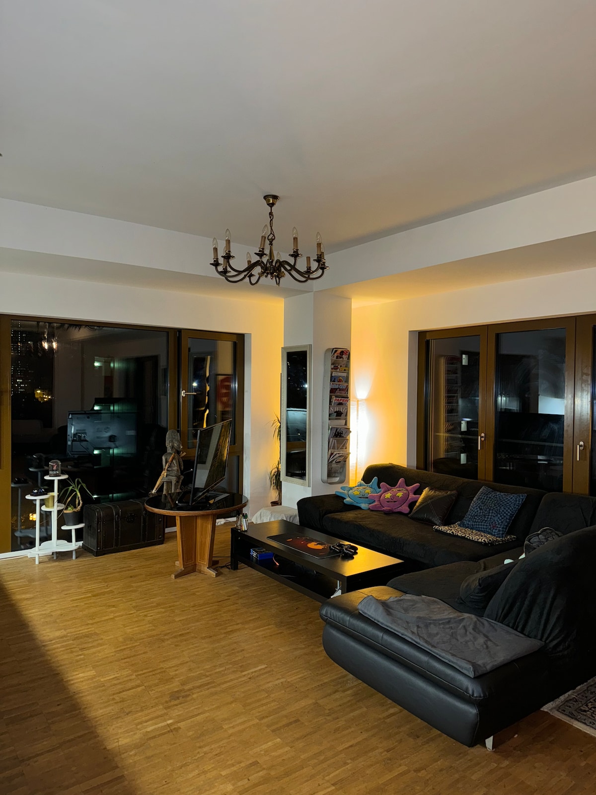 Erfolgreiche Airbnb-Immobilie: SkylineView in Elegant High-Rise in Westend Süd