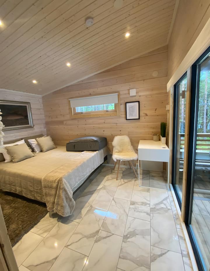 El dormitorio tiene 1 cama doble grande.