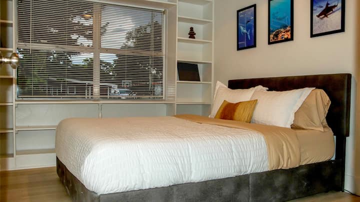 Pohodlná druhá spálňa s manželskou posteľou, ideálna na pokojný pobyt.