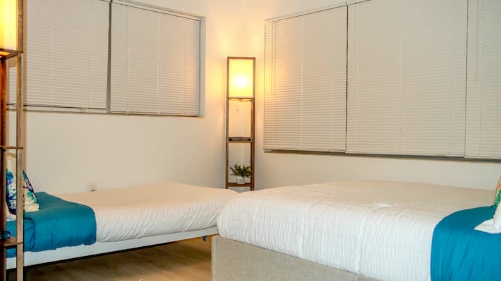 Tretia spálňa je ideálna pre rodiny a zahŕňa manželskú posteľ aj jednolôžko pre väčšie pohodlie.