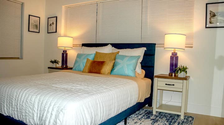 Oddýchnite si v hlavnej spálni s manželskou posteľou a dostatkom priestoru na oddych.