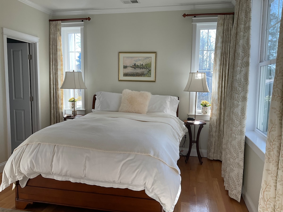 Основната спалня има двойно легло queen size с органичен топ.  Матракът е средно твърд и изключително удобен.  Стаята наскоро беше прясно боядисана.  Самостоятелната баня е достъпна.