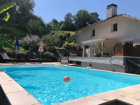 Villa/pool between lake and mountain