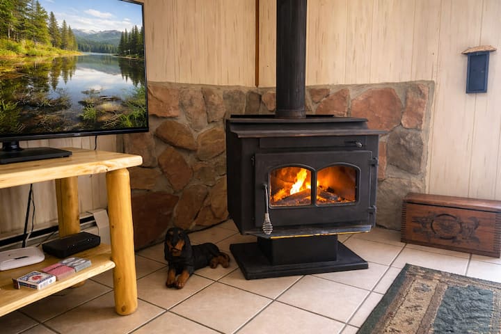Sunset Beach Chalet With Hot Tub & Fire Pit Near Hiking, Skiing & Snowmobiling - Michigan