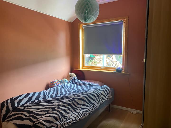 Táto spálňa sa nachádza na 1. poschodí. Posteľ je pohodlná a pevná: šírka 120 cm.