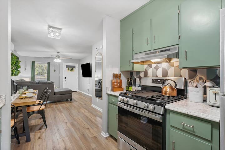 Green 2 Bed Townhouse * Fenced Yard | Dog Friendly - University of West Florida, Pensacola