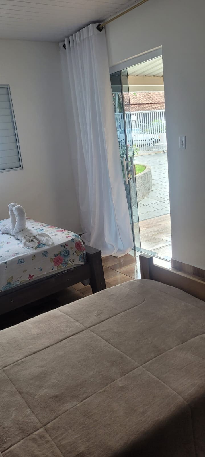 soba s 1 bračnim krevetom, 1 krevetom za jednu osobu,  TV-om, ogledalom i ormarom 