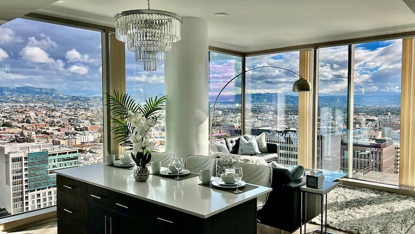 Penthouse LA Suite 2BD/2BA [Hollywood Sign View]