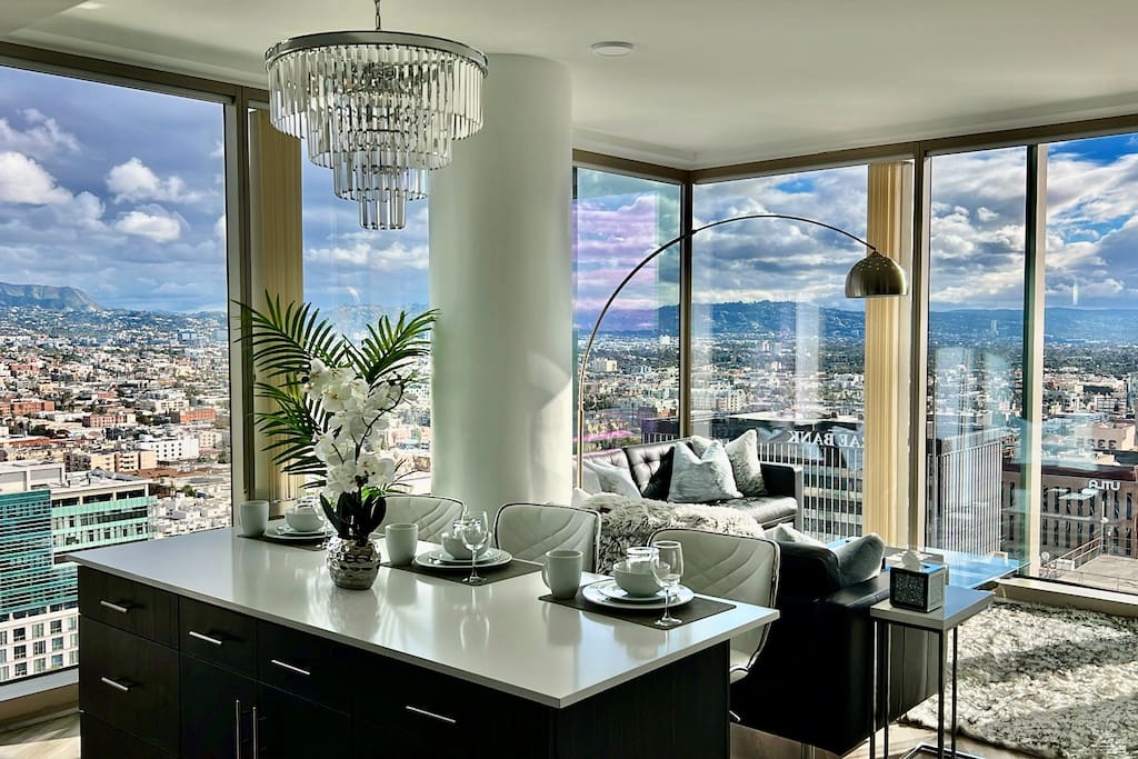 Penthouse LA Suite 2BD/2BA [Hollywood Sign View]