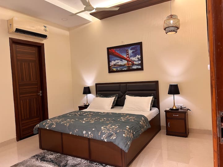 Chumba cha kulala cha 3 - 14'x14'
eneo la kabati - 6'x8'
katika chumba cha kuogea - 8'x7'
chumba cha kuogea