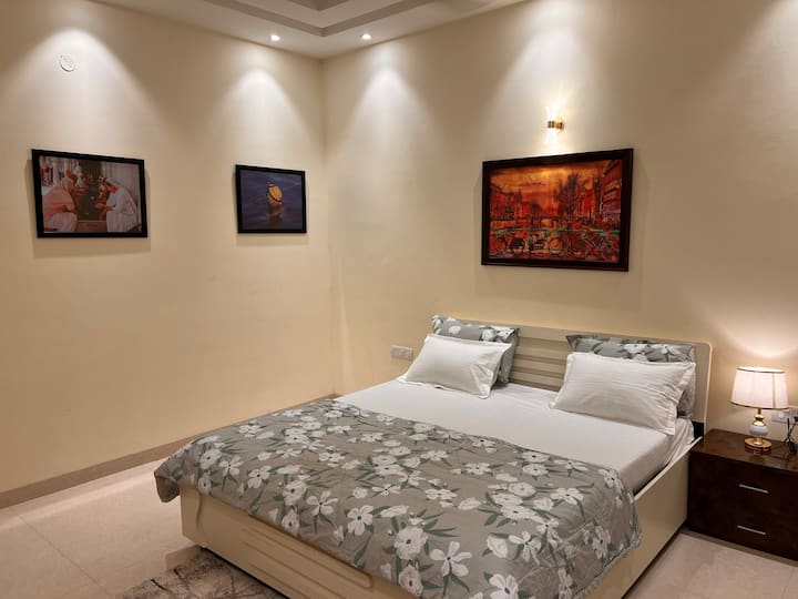 Chumba cha kulala cha 2 - 15'x15'
Eneo la kabati - 6'x7'
katika chumba cha kuogea - 8'x7