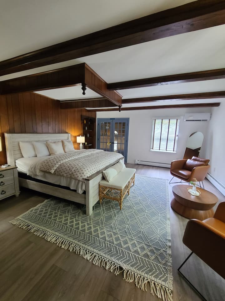 Master suite with King bed, day bed,  baby nook, bathroom, walk-in closet and smart TV with complimentary Netflix