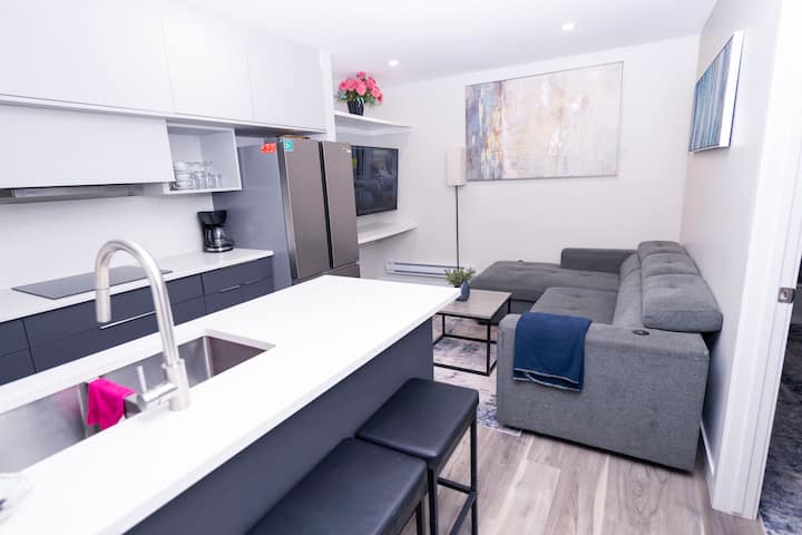 Cozy & Private 1 Bedroom Guest Suite + Den - White City