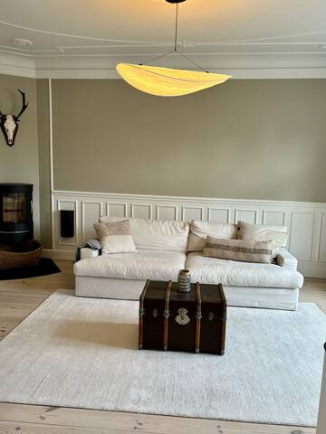 Beautiful spacious centrally located apartment gallery image 2