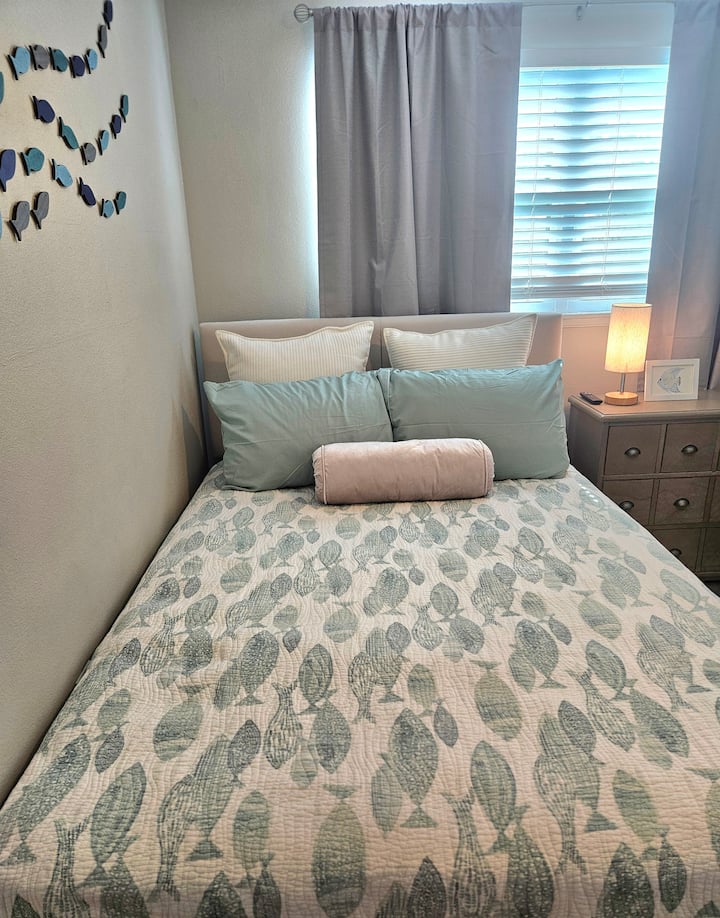 מיטה מלאה עם טלוויזיה חכמה.