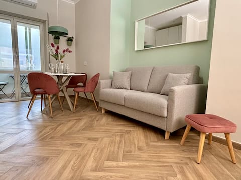 Bright Central Apartment next to the port