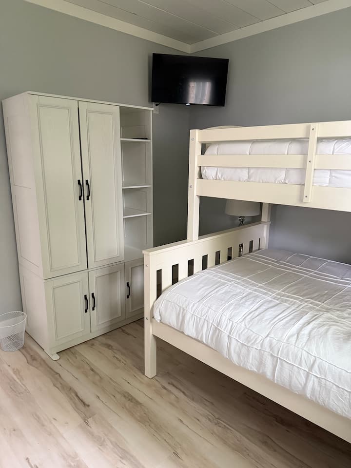 Twin juu ya kitanda kamili cha bunk.