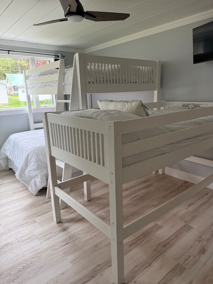 Mabanda matatu: vitanda viwili vilivyojaa na kimoja pacha.