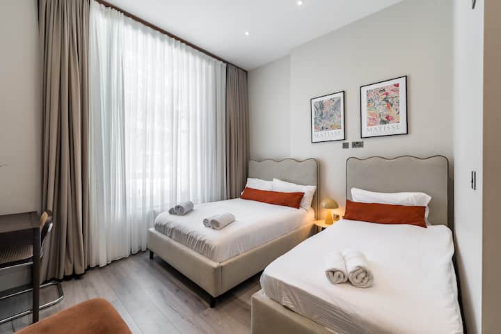 Spacious, Modern 2 Bedroom Flat In City Centre - London