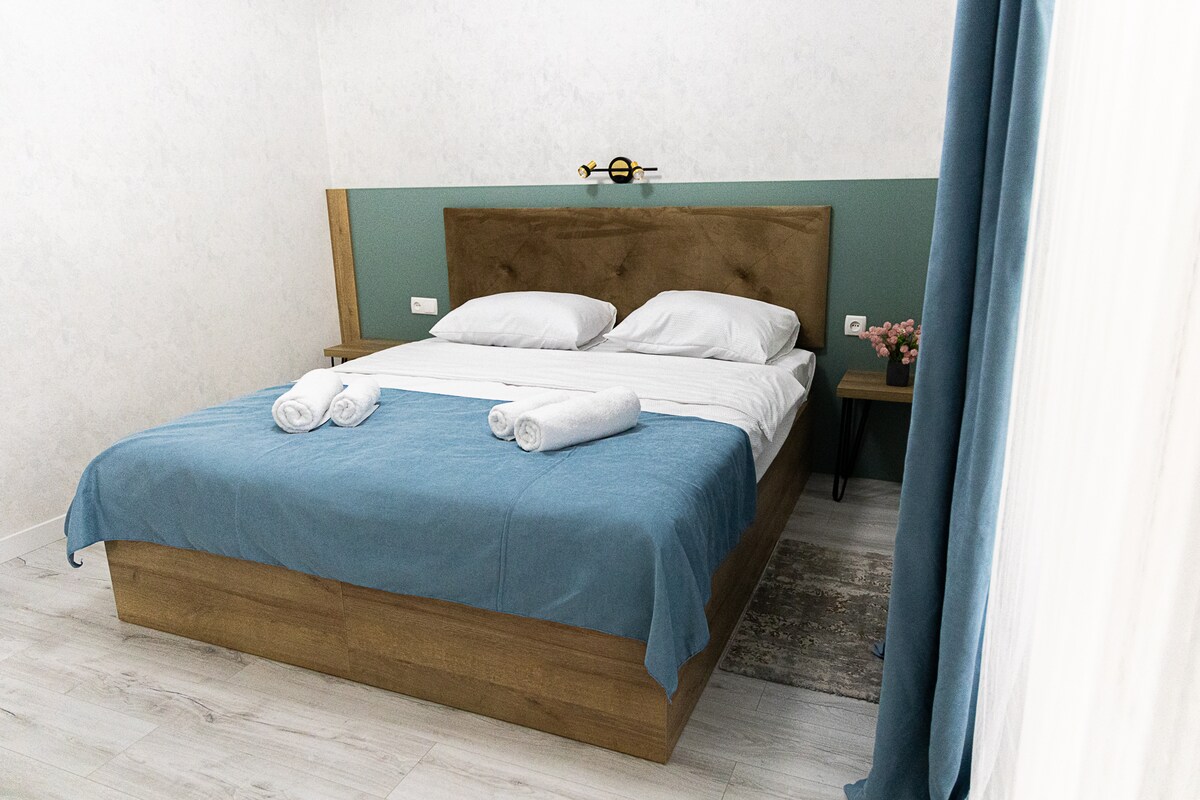 il y a deux lits simples dans la chambre, vous pouvez les utiliser séparément ainsi que connectés. 