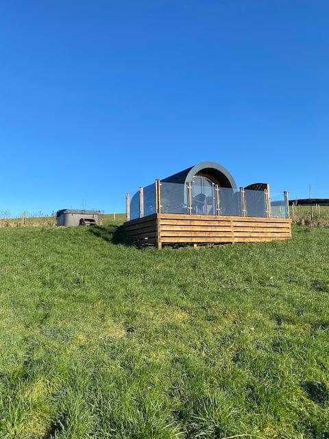 Luxury pod, hot tub with amazing views (foxglove)