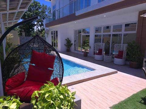 Enzo's Haven: Beach Access, Private Pool