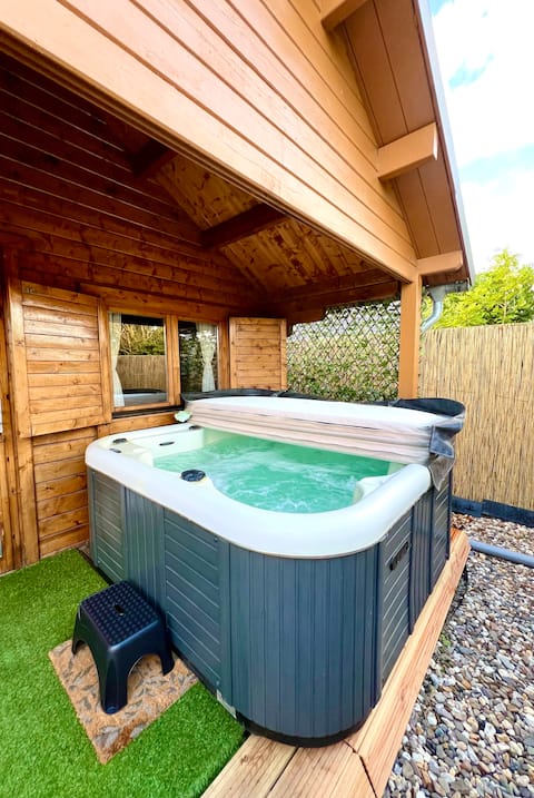 Cozy chalet with garden en jacuzzi near Amsterdam