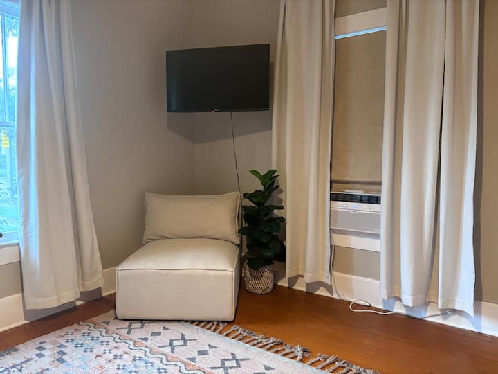 Live Oak Suite: In The Heart Of Downtown - Lafayette, LA