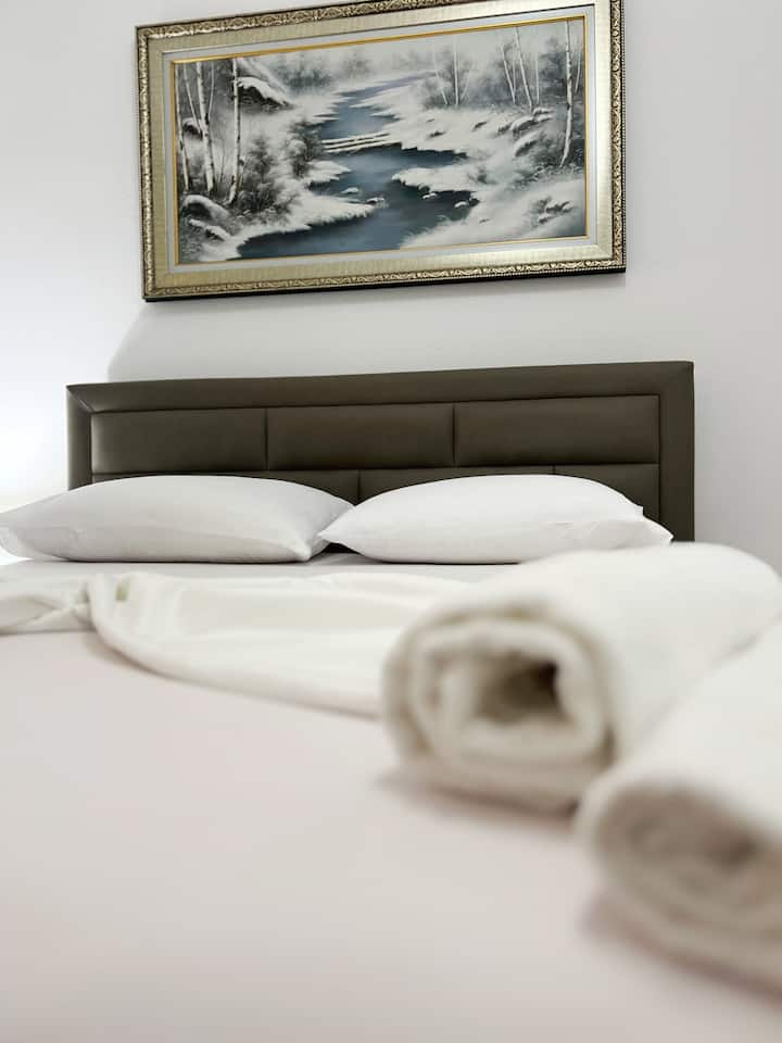 Dhoma e dytë e gjumit përfshin 1 krevat dopio "queen" dhe 1 divan. Televizor me ekran të sheshtë dhe ajër të kondicionuar.