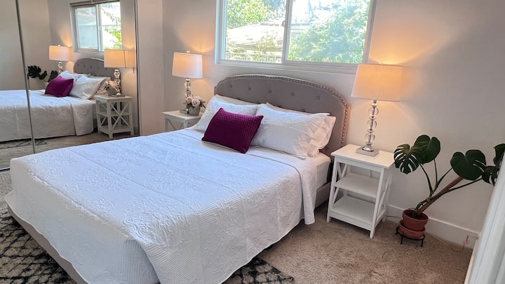 - De hoofdslaapkamer heeft een queensize (60 x 80 inch) bed en een eigen badkamer.
