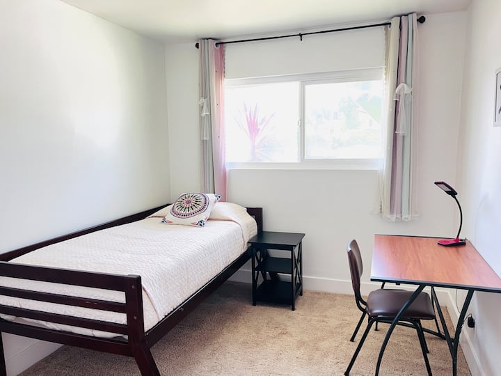 - Slaapkamer 2 is een eenpersoonskamer met een tweepersoons bed (38 x 80 inch) en een eenvoudig bureau en stoel.

