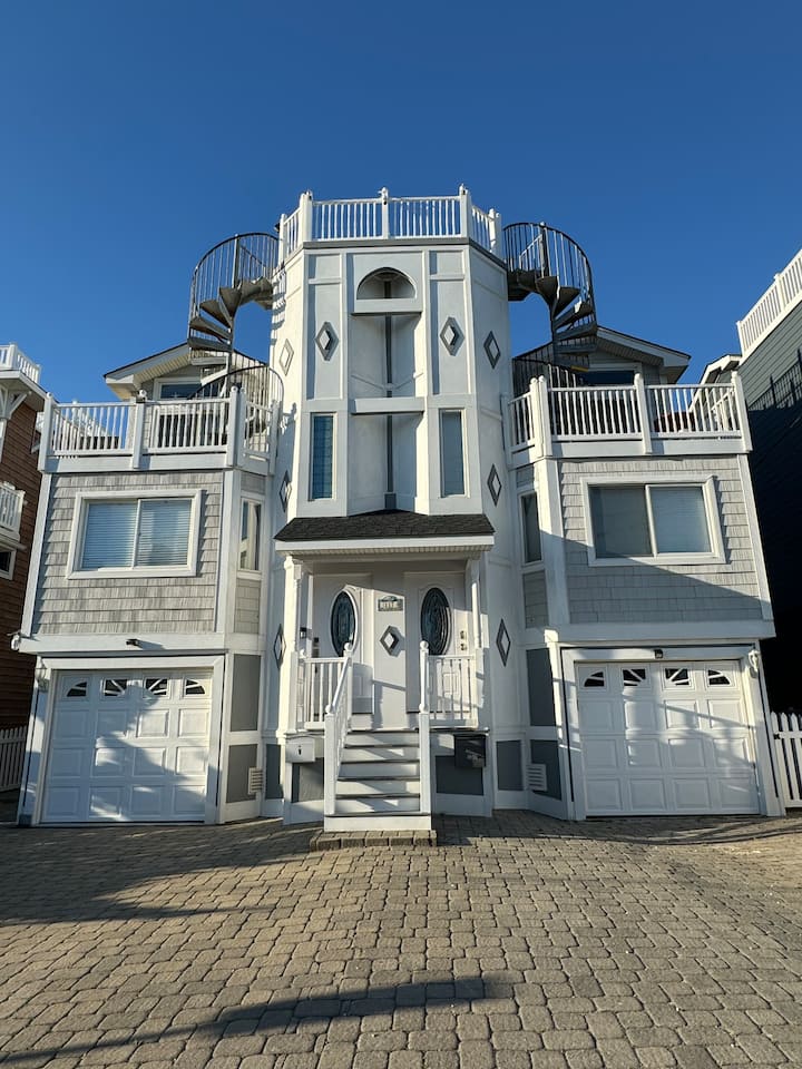 Prime Location - Steps From The Beach! Ocean Views - Beach Haven, NJ