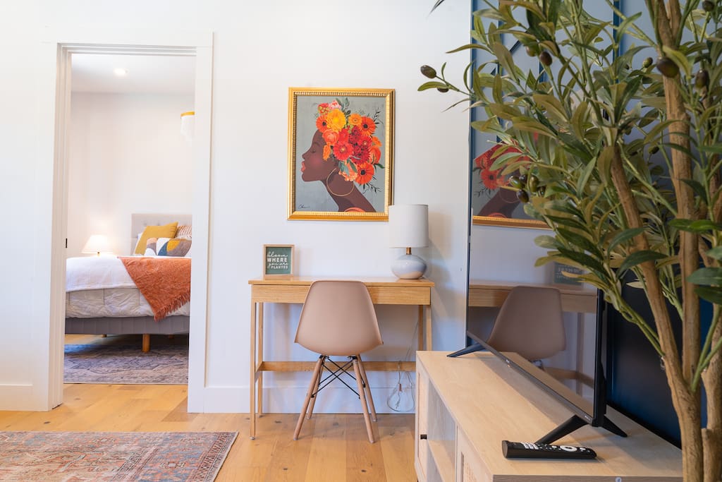 Airbnb Charming Bungalow, 6 Minutes from Downtown!