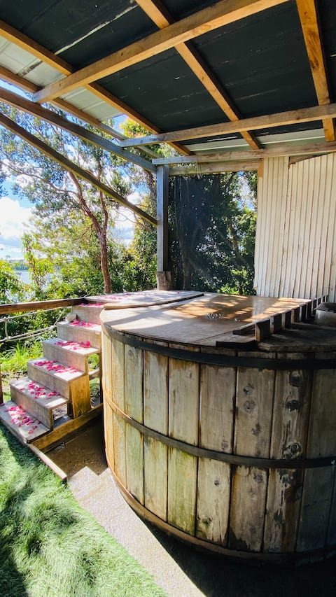 Glamping with Donde Oso tinaja