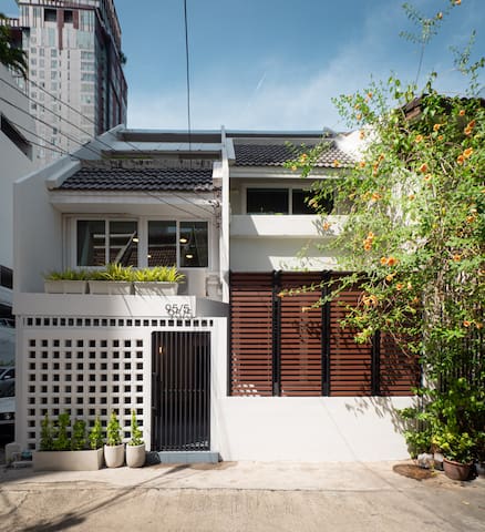 Private 4 BR Home Heart of Bkk w/ Full amenities