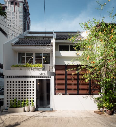 Cozy Home 4BR Heart of Bkk | Free ride BTS Ekamai