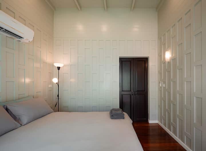 ห้องนอนที่เล็กที่สุดในบ้านพร้อมระเบียงส่วนตัวและแสงธรรมชาติ 