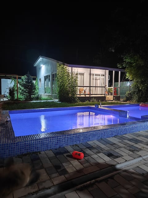 Коттедж с бассейном и баней