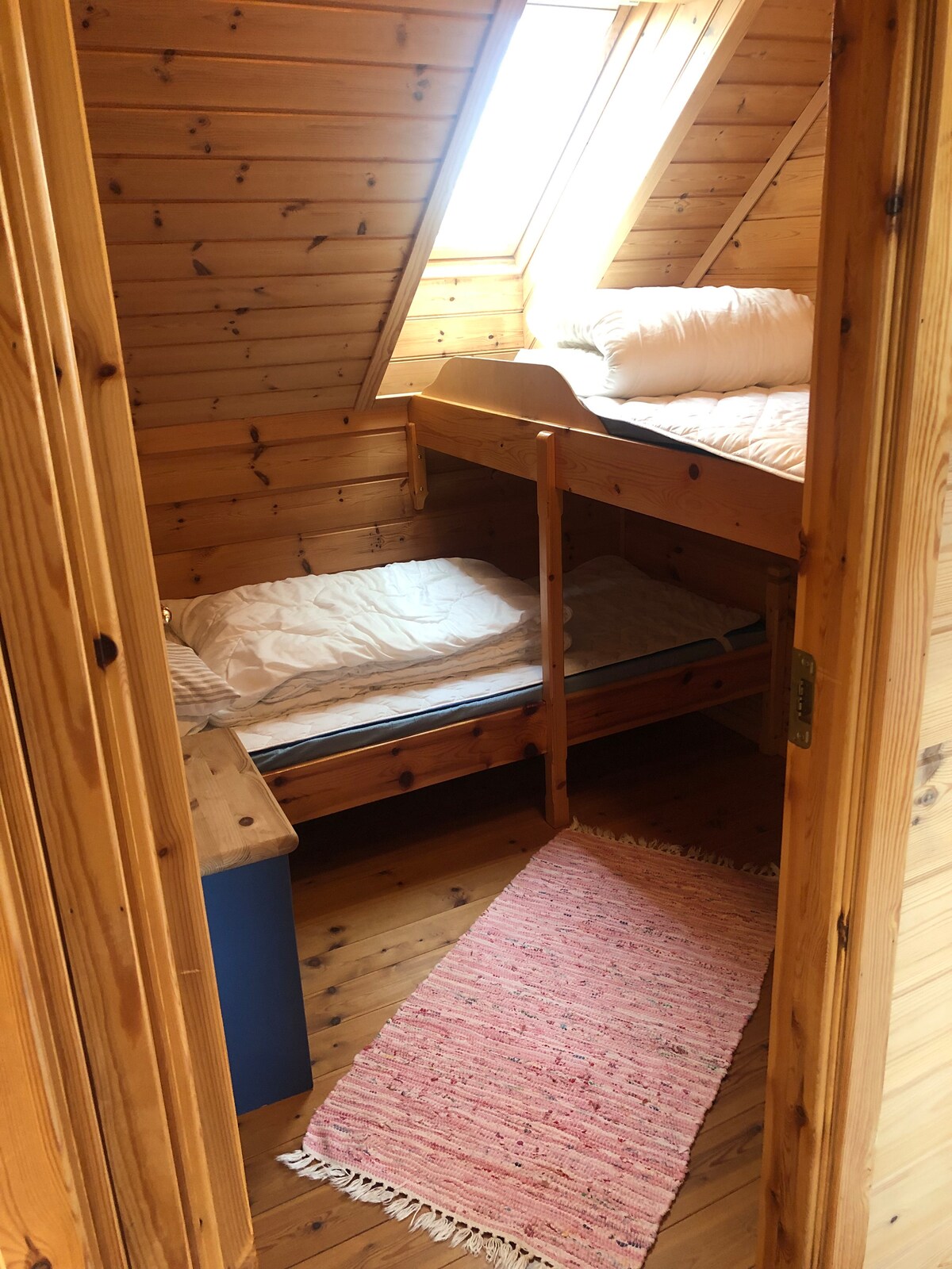 Ungdommenes favoritt. 
På vegen til venstre er «hovedbryter» for lys på hems/loft.