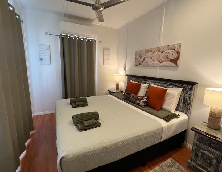 Manželská posteľ veľkosti King. Ľahší prikrývka na teplejšie noci.