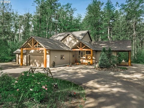 4000sf Custom Cabin w/ Hot Tub, Sauna & Game Room!