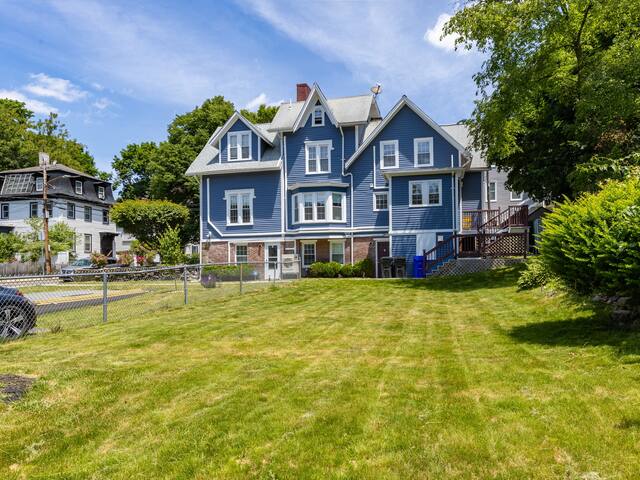Modern 5BR Boston Getaway Near Fenway+Free Parking gallery image 2