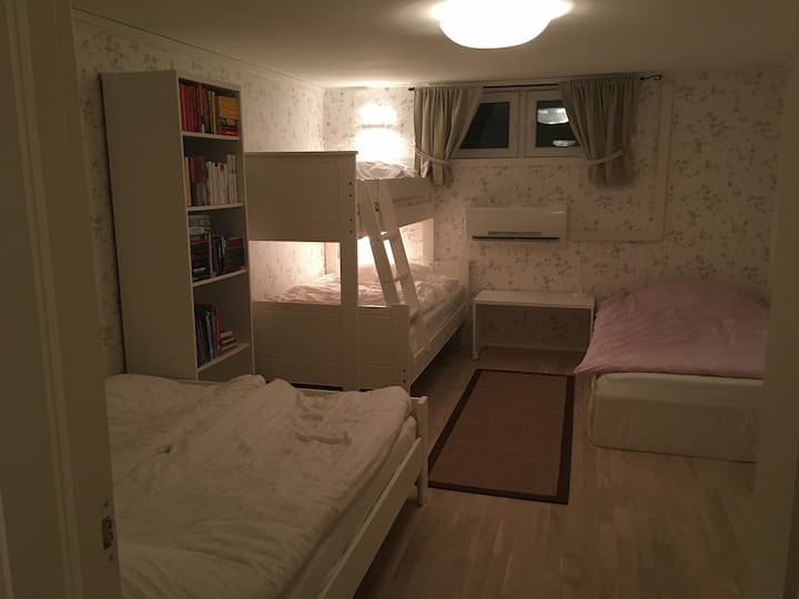 Planta baja:  120 camas, 160 camas, litera familiar de 90-120 cm 

Para obtener información, esta habitación está ubicada dentro de la otra, con una puerta entre las habitaciones. 