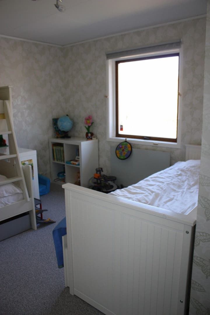Primer piso: cama extraíble (80-160 cm) 