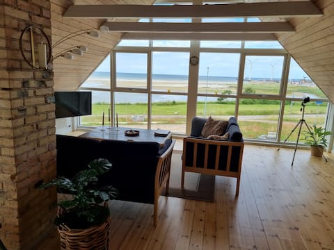 Townhouse in Bønnerup Strand with ocean view.