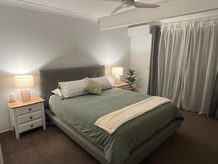 Habitación principal ubicada en el nivel inferior. Bata y baño completo 1 adjunto al dormitorio. Todas las áreas de estar se encuentran en este nivel, como la cocina, el comedor, el salón, el espacio de oficina, la lavandería y el segundo inodoro. 
