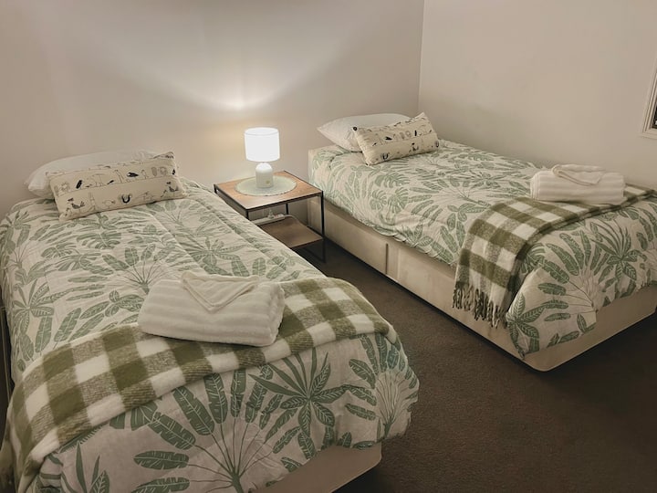Dos camas individuales en este dormitorio se encuentran en el nivel superior junto al baño principal y el inodoro. Hay una cama tamaño queen ubicada en la habitación de al lado en el mismo nivel para los padres que deseen dormir cerca de sus hijos. 